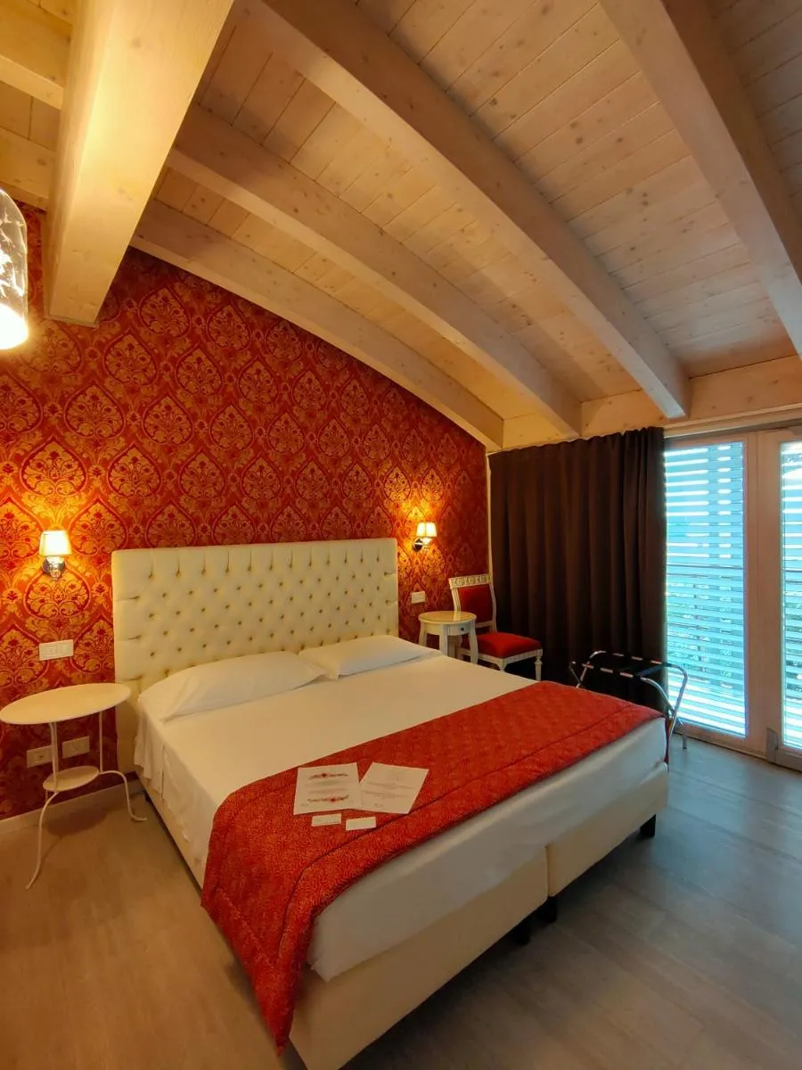 Image 5 of Nuova Opera Rooms