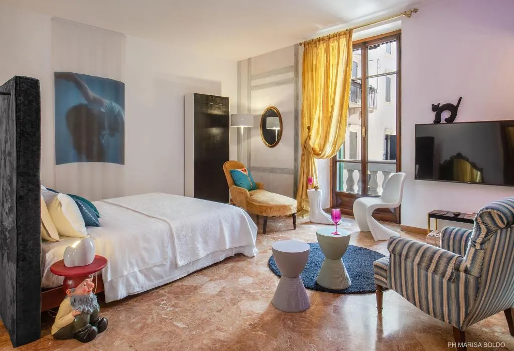 Image of Billie’s Flat RED – art & design apt in Verona historic centre