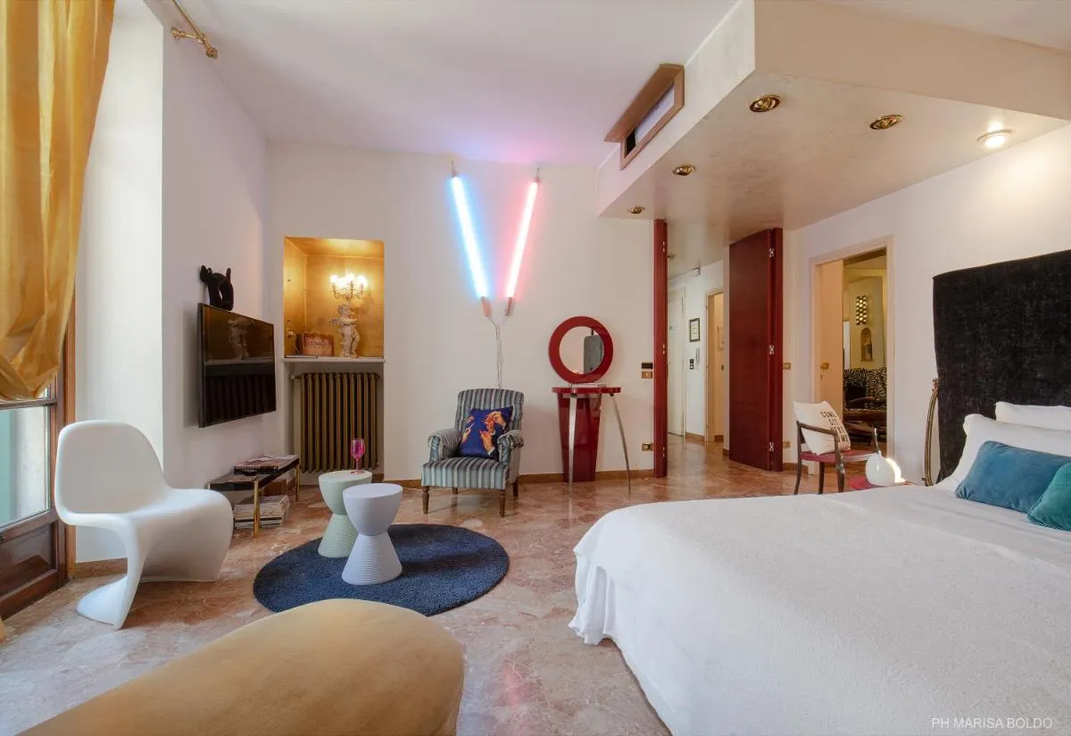Image 6 of Billie’s Flat RED – art & design apt in Verona historic centre