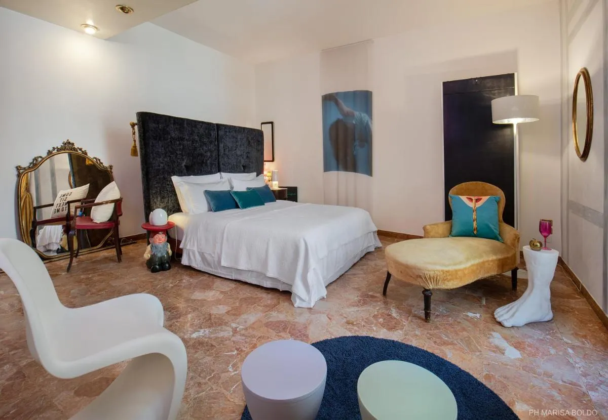 Image 5 of Billie’s Flat RED – art & design apt in Verona historic centre