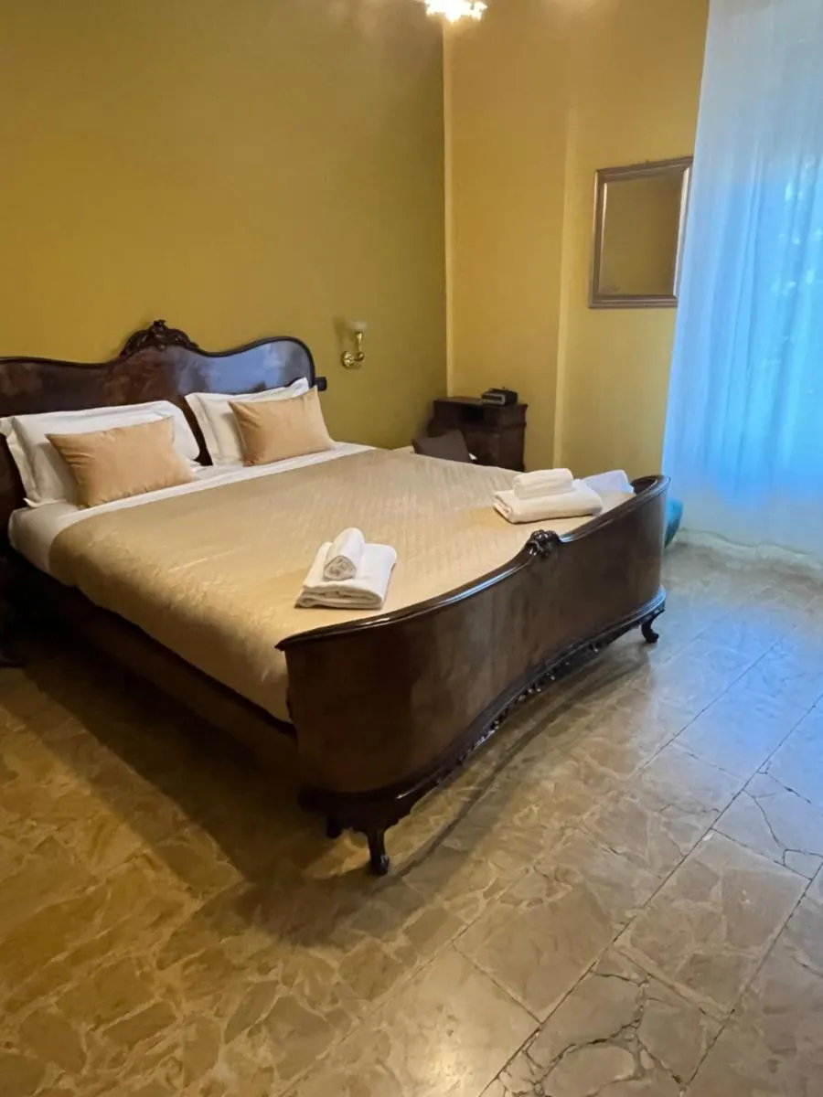 Image 1 of La Lírica home
