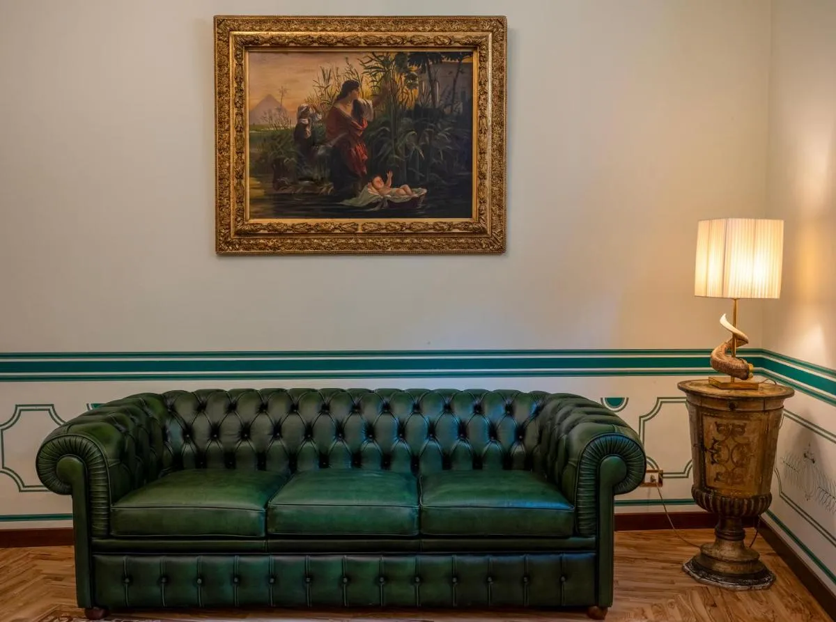 Image 2 of Regal House Verona REGIMENTAL