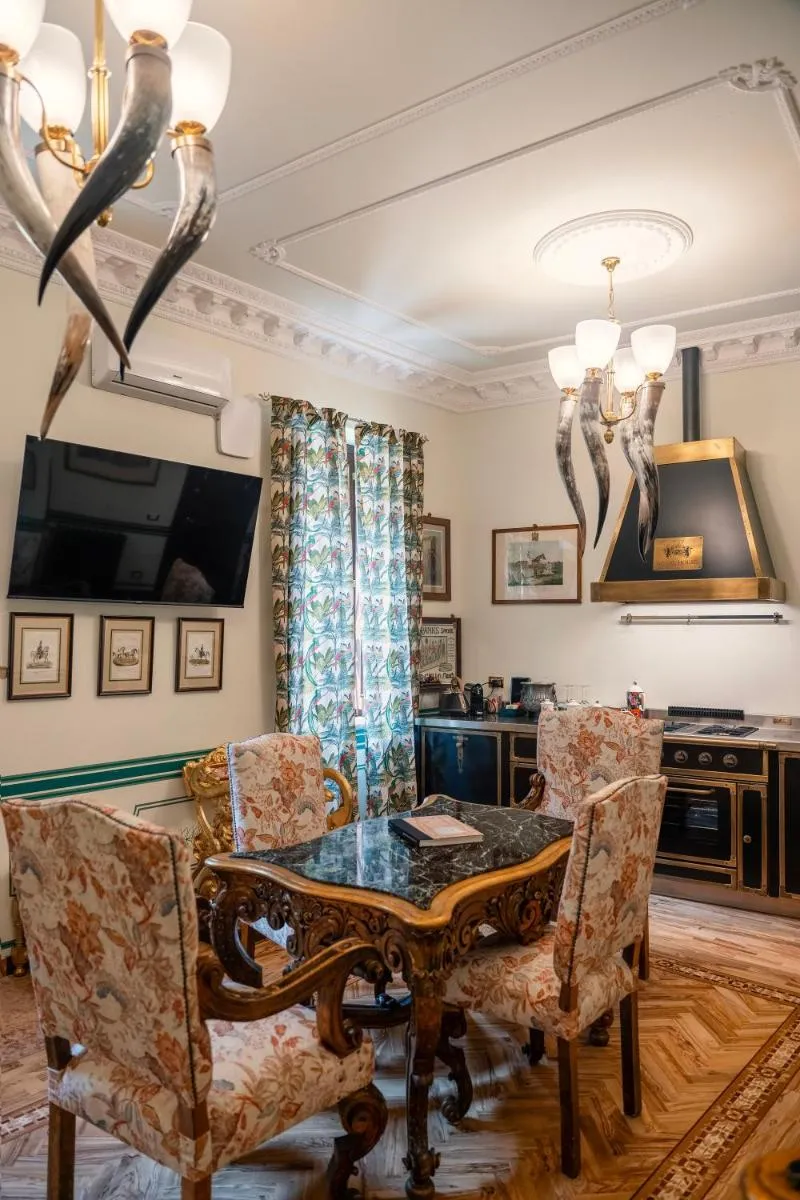 Image 5 of Regal House Verona REGIMENTAL