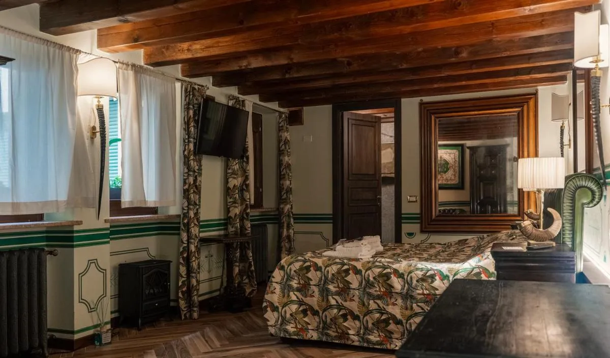 Image 1 of Regal House Verona REGIMENTAL