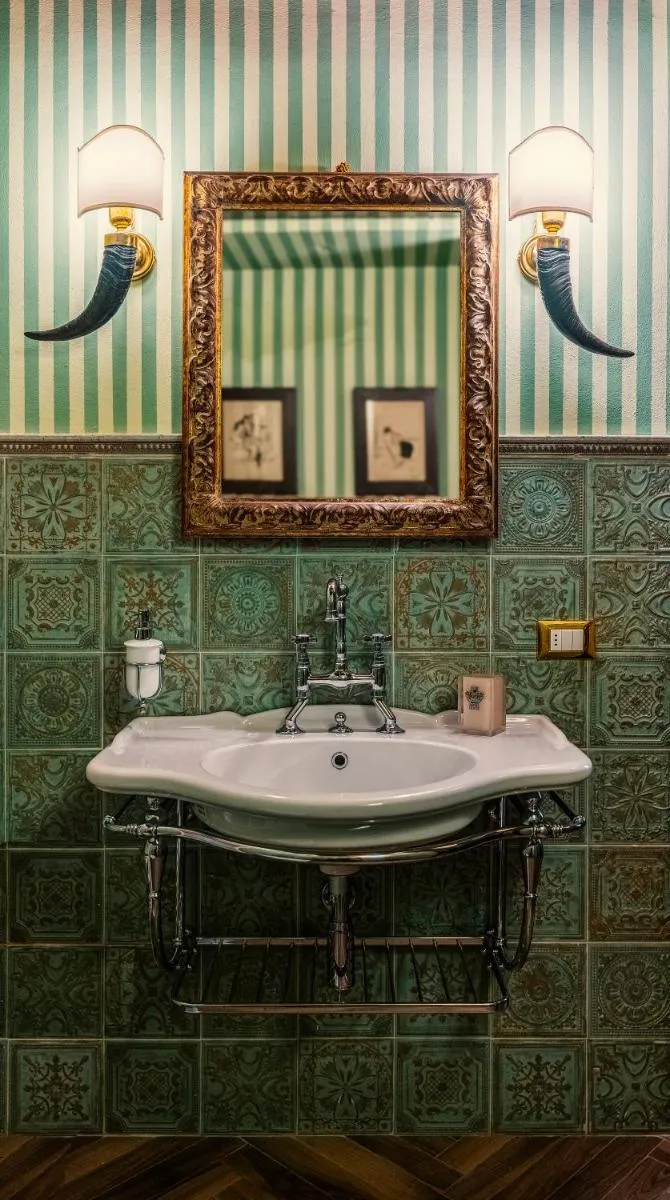 Image 3 of Regal House Verona REGIMENTAL