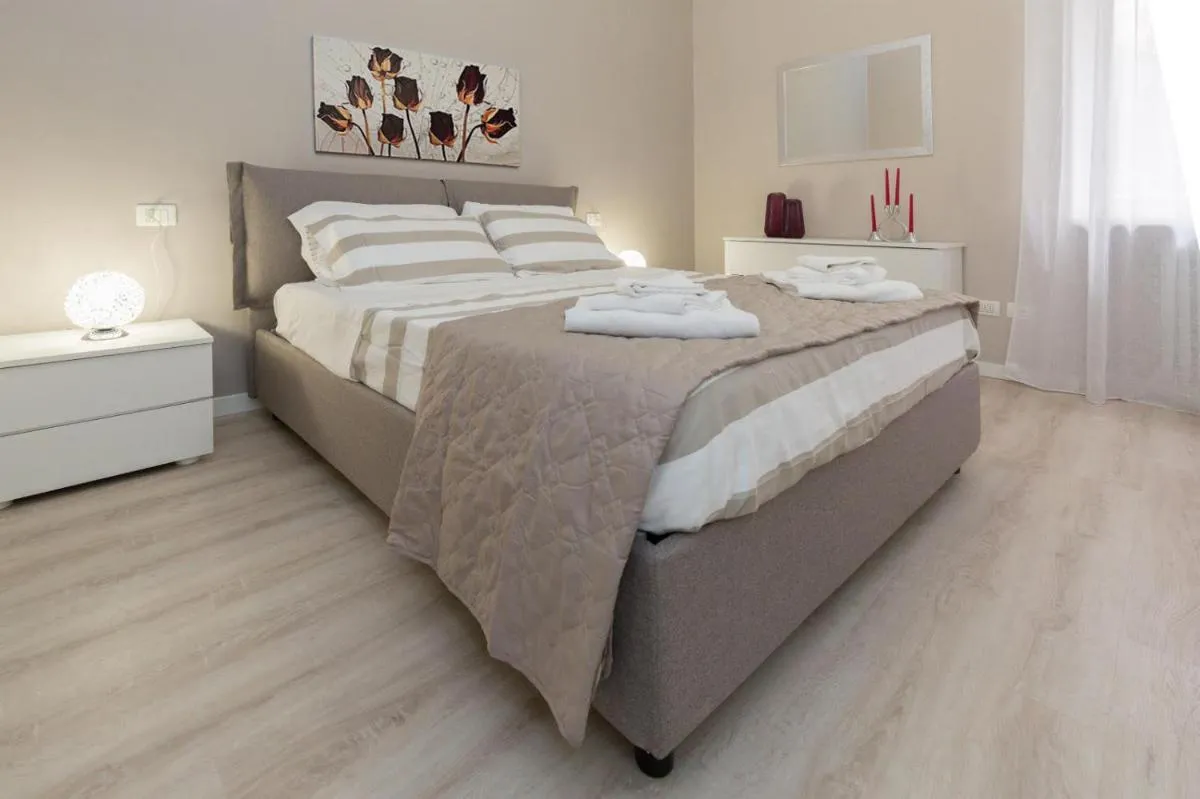 Image 1 of Romantic House 369
