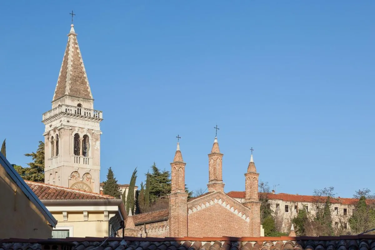 Image 4 of Verona Walls